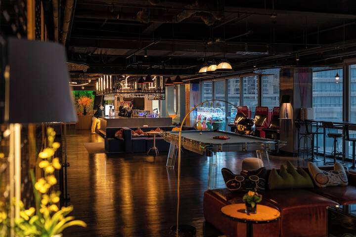 Lounge 6 of 9