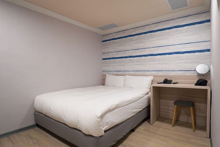 Room 27 of 73