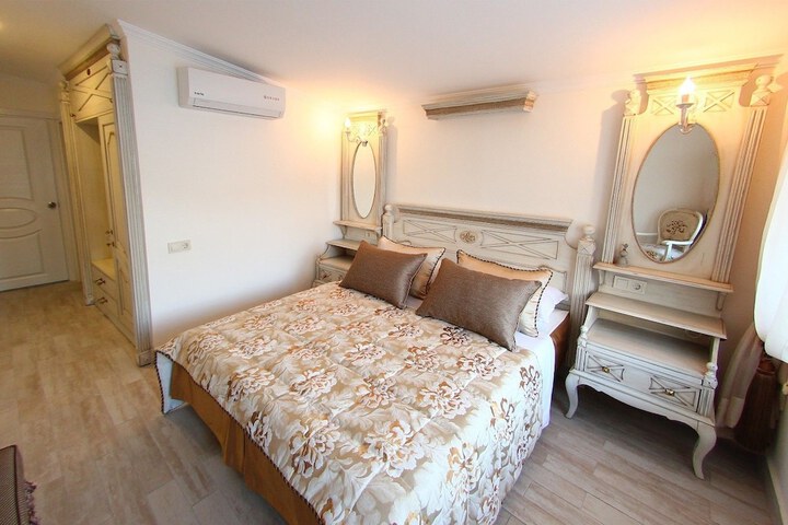 Room 9 of 80