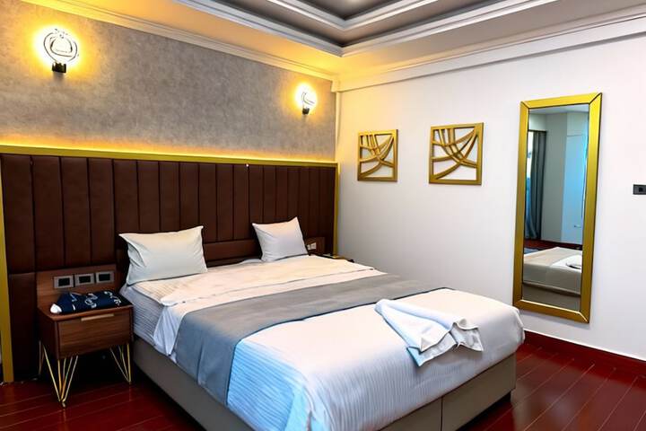 Room 5 of 8