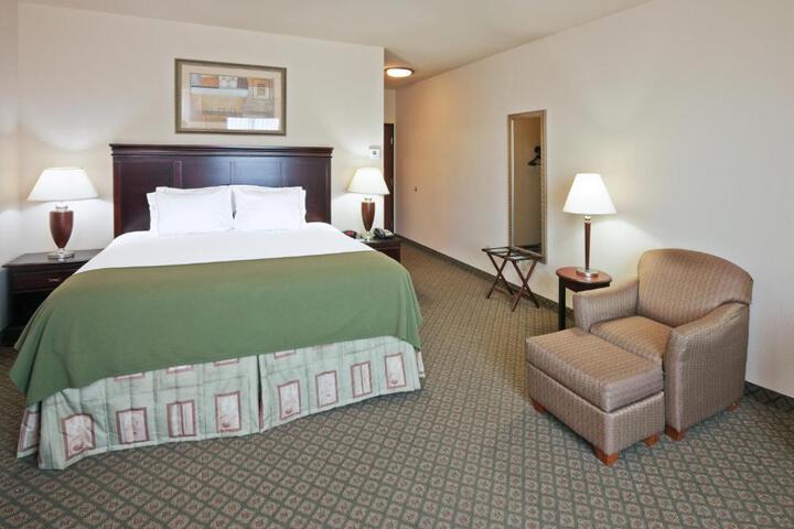 1 King Bed (10 of 15)
