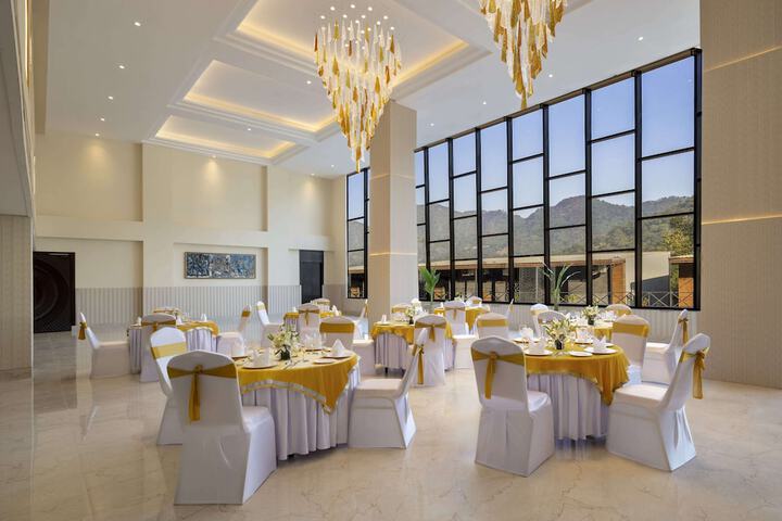 Ballroom/Hall 69 of 96