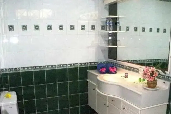 Room 4 of 7