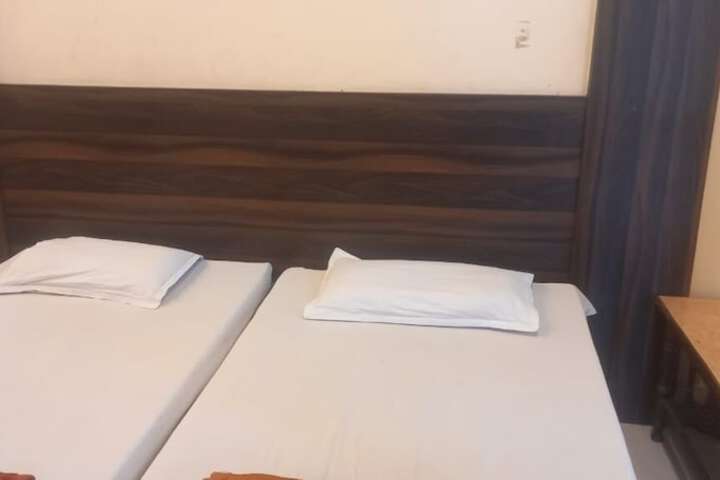 Room 11 of 33