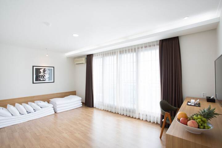 Room 15 of 32