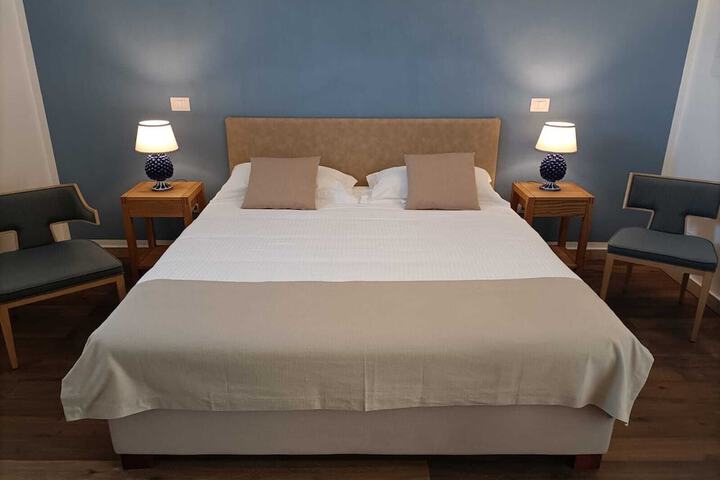 Room 7 of 120
