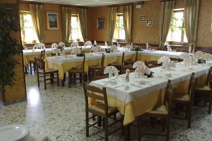Dining 8 of 10