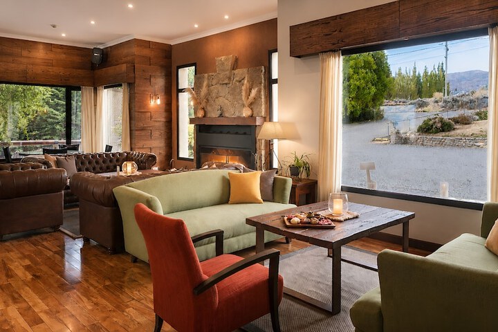 Lounge 41 of 57