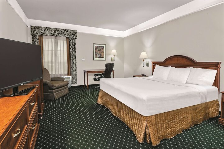 1 King Bed Mobility Hearing Accessible Room Bathtub with Grab Bars (4 of 17)