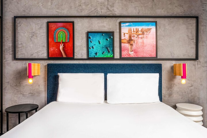 Room 14 of 65