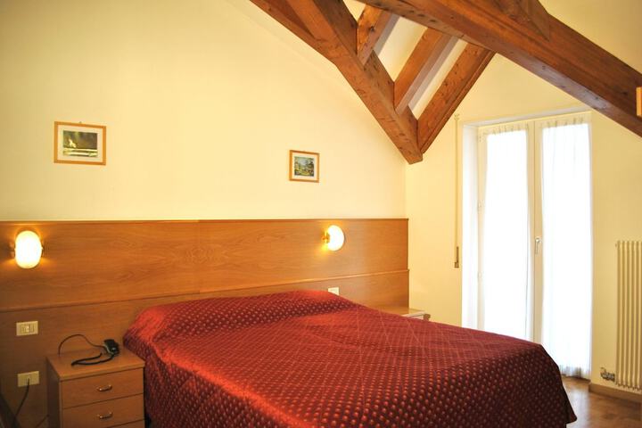 Room 6 of 33