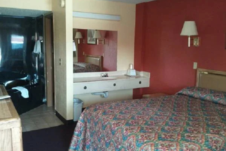 Room 4 of 8
