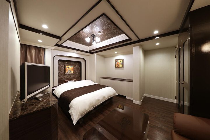 Room 4 of 15