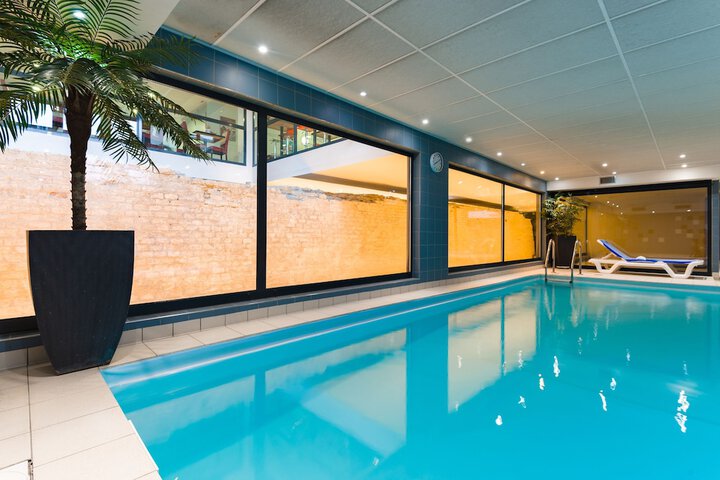 Hotel Pool