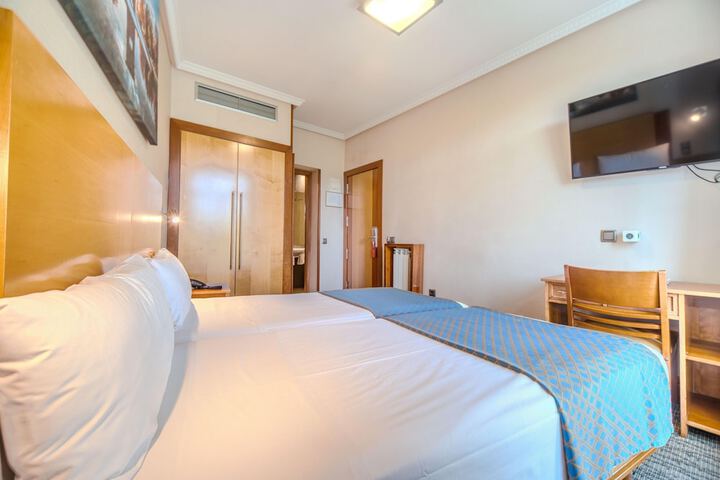 Room 42 of 99