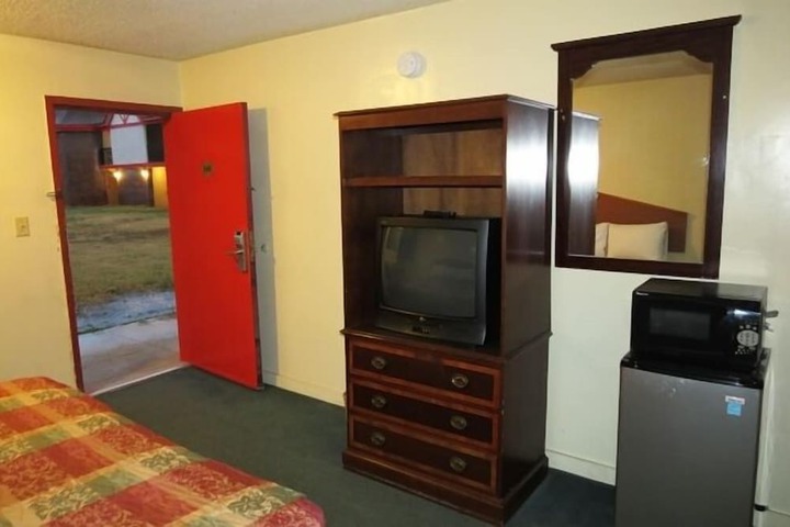 Room 7 of 18