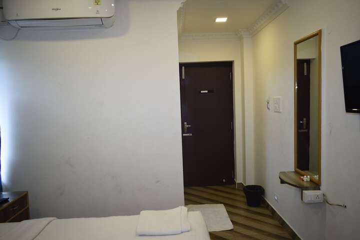 Room 5 of 33