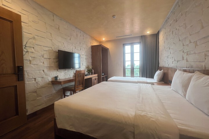 Room 4 of 18