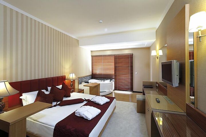 Room 3 of 225