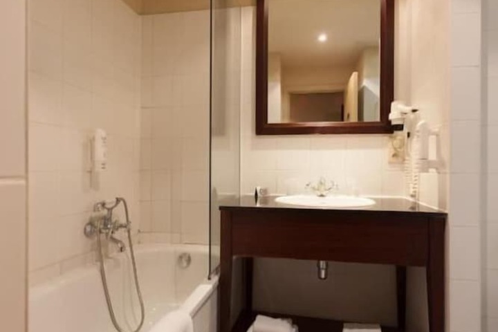 Room 15 of 28