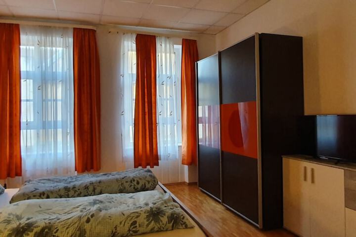 Room 6 of 10