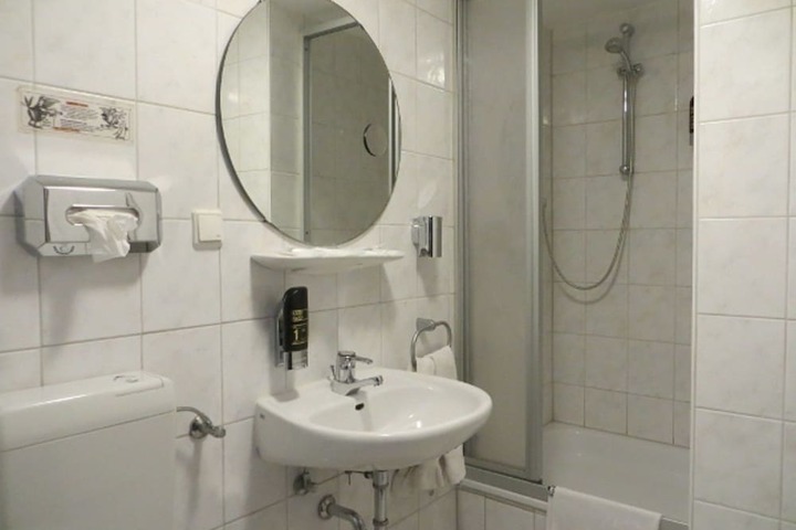 Room 7 of 18