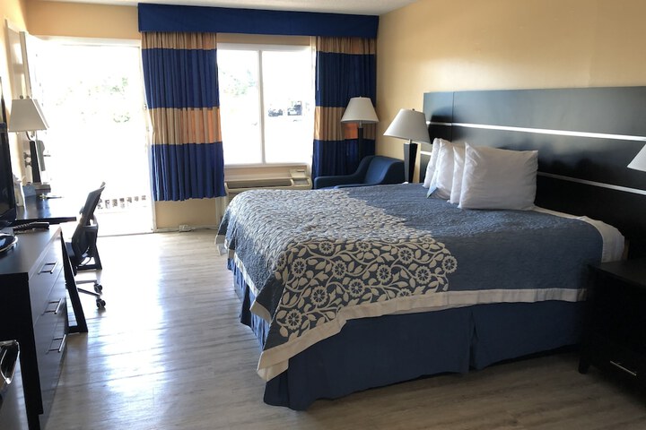 Standard | King Bed (6 of 8)