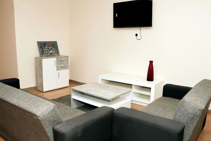 Room 8 of 33