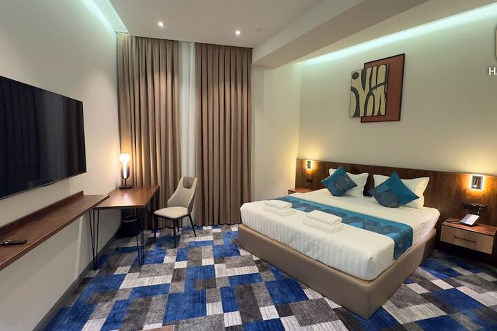 Room 10 of 32