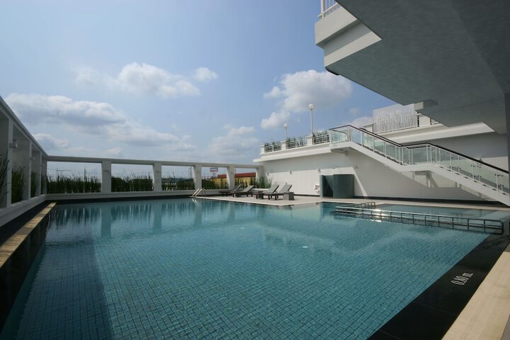 Hotel with Pool