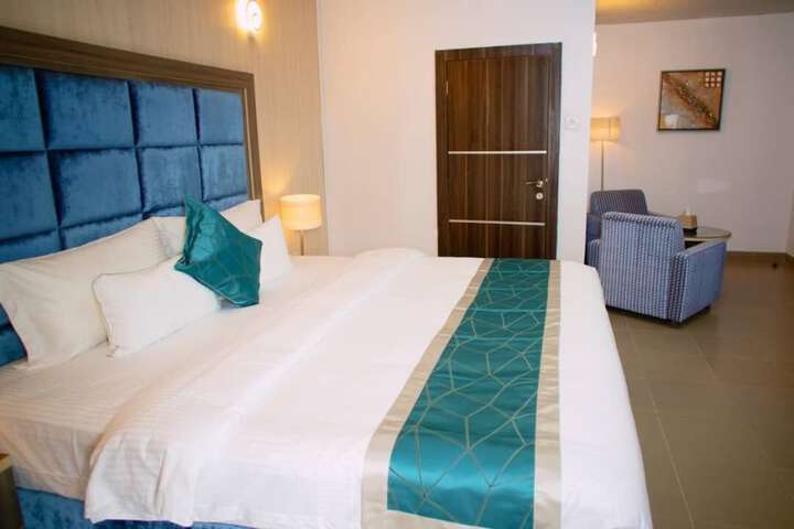 Room 6 of 18