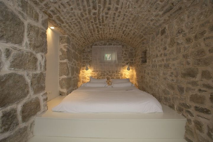 Room 16 of 166