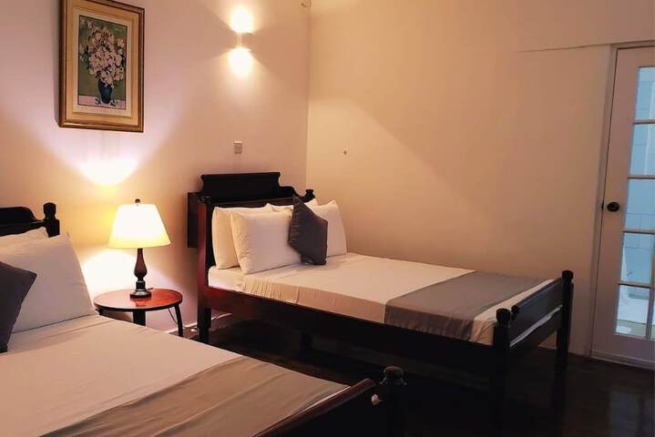 Room 9 of 16