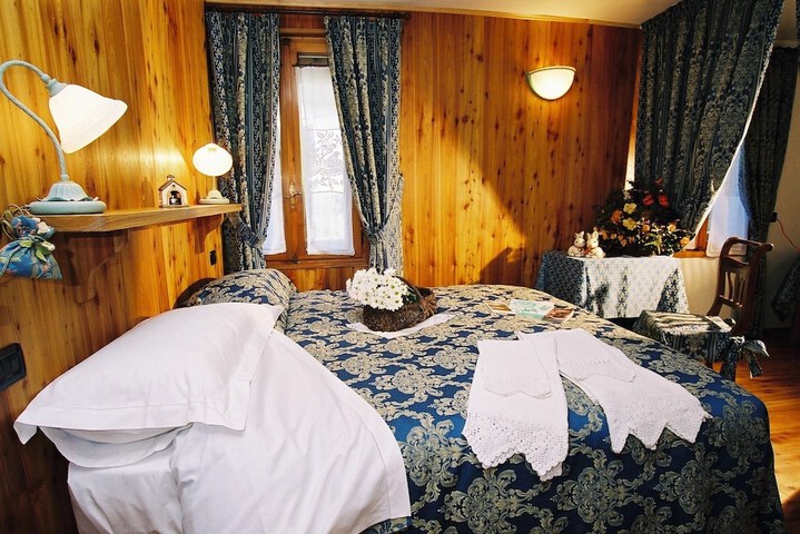 Room 6 of 18