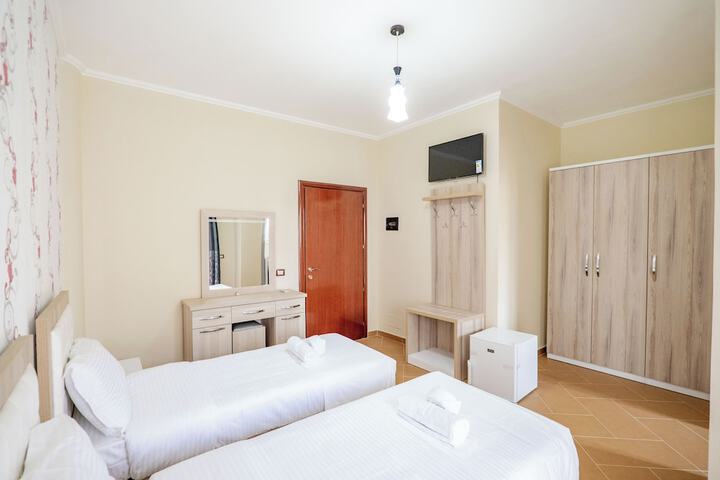 Room 10 of 77