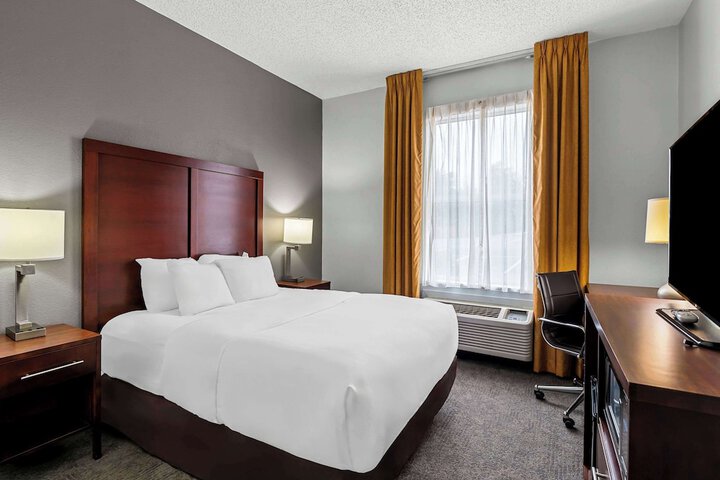 1 Queen Bed (9 of 12)