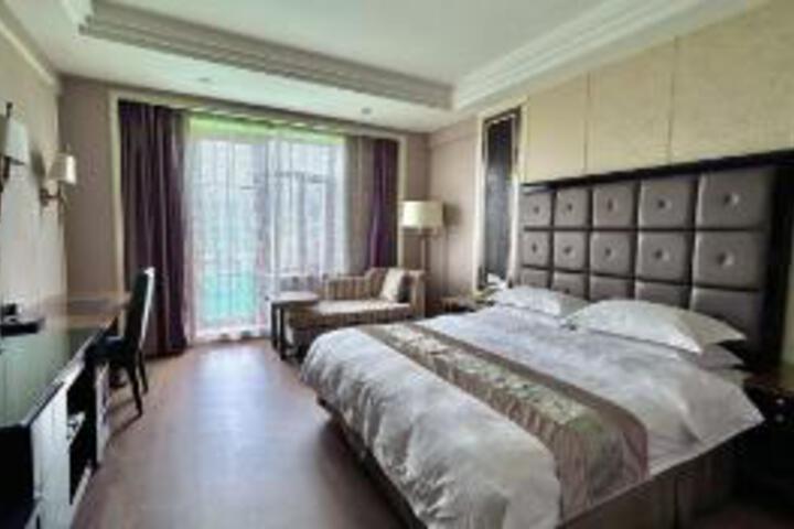 Room 5 of 6