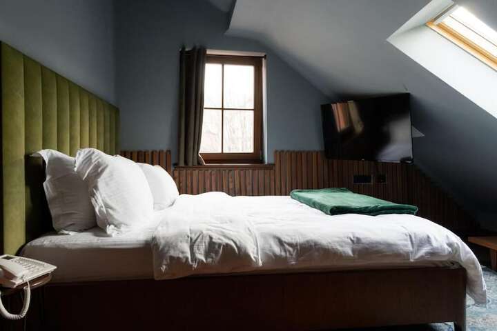 Room 5 of 11