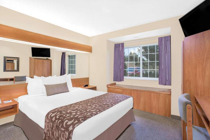 1 Queen Bed (5 of 25)