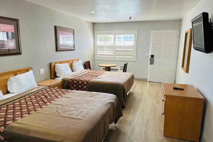 1 Queen Bed (1 of 8)