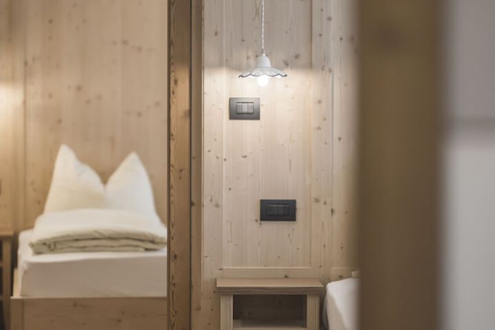 Room 73 of 214
