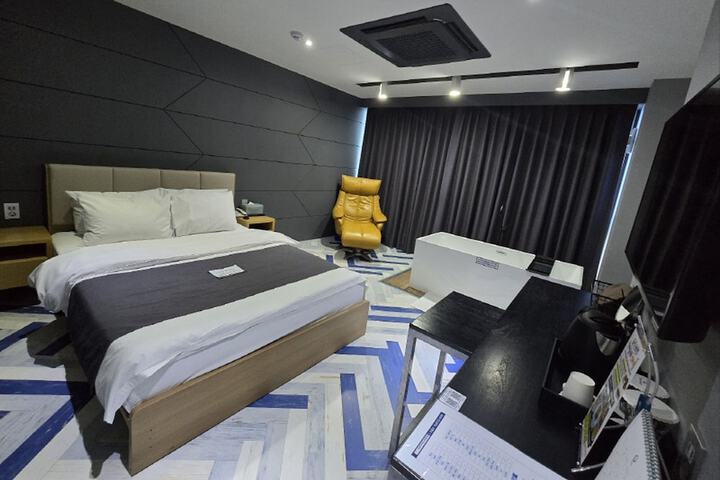 Room 6 of 184
