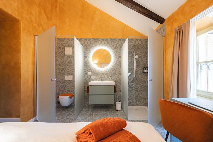 Room 32 of 47