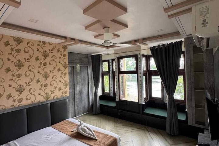 Room 6 of 17