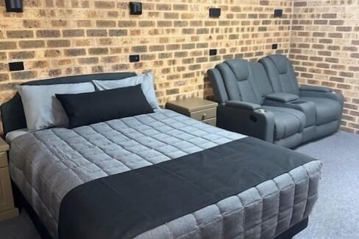 Room 2 of 32