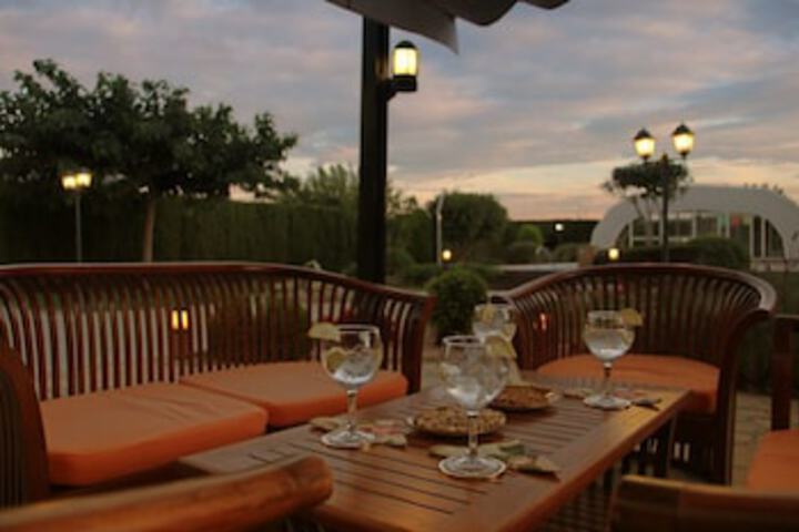 Dining 3 of 4