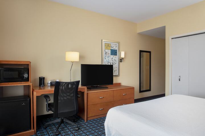 1 King Bed (6 of 17)