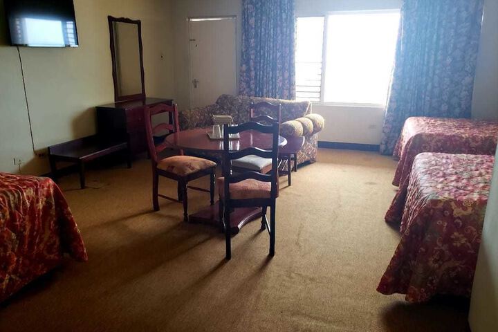 Room 6 of 18