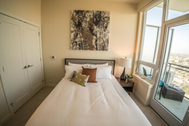  High-Rise Flat in DT w / City & Ocean Views!