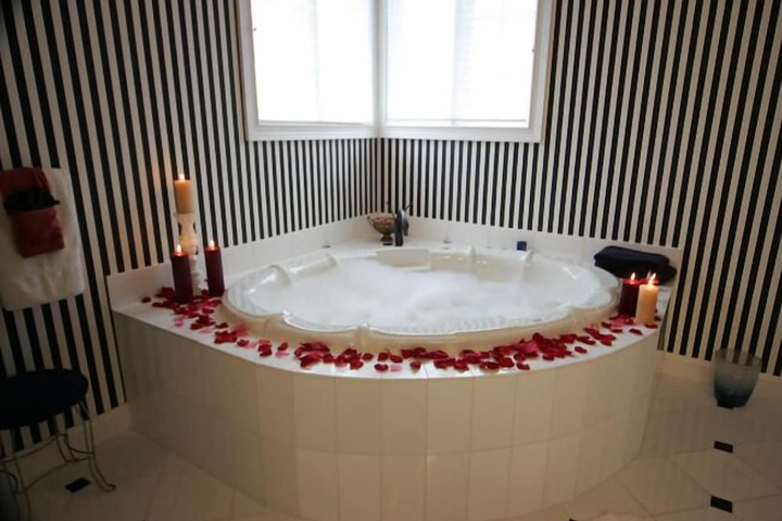 Deep soaking bathtub